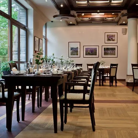 Crocus Hotell 4*